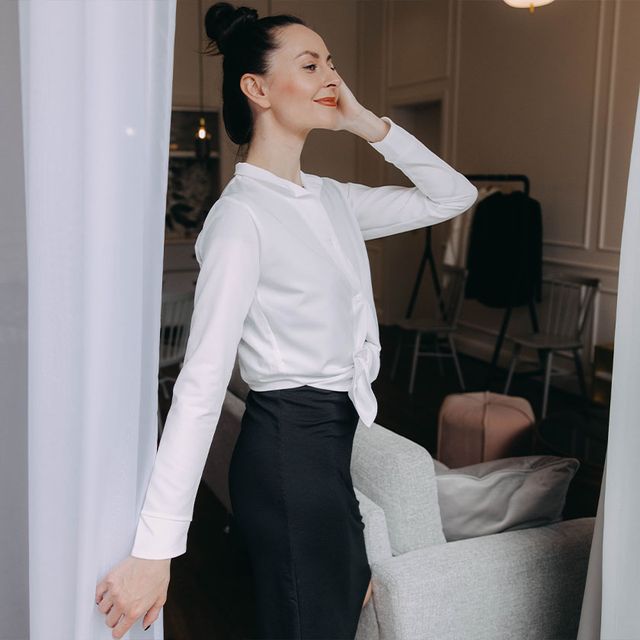 Bílá košile - základ minimalistického šatníku. Volně, zavázaná, ke kalhotám, sukni i na černé šaty.