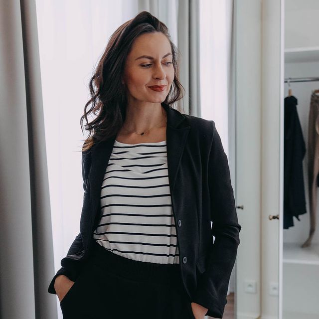 Ivana si oblékla černé sáčko s černými kalhotami a pruhovaným tričkem. Vytvořila tak funkční a slušivý outfit od české značky Buga.