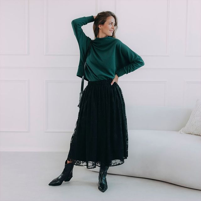 Dámská tmavě zelená mikina se stojáčkem a černá elegantní sukně. Skvělý komplet pro letošní podzim z kolekce Buga.