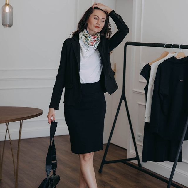 Černé sako je základem minimalistického šatníku. Černé sako je investice do udržitelné módy, která funguje ke kalhotám, šatům i džínům.