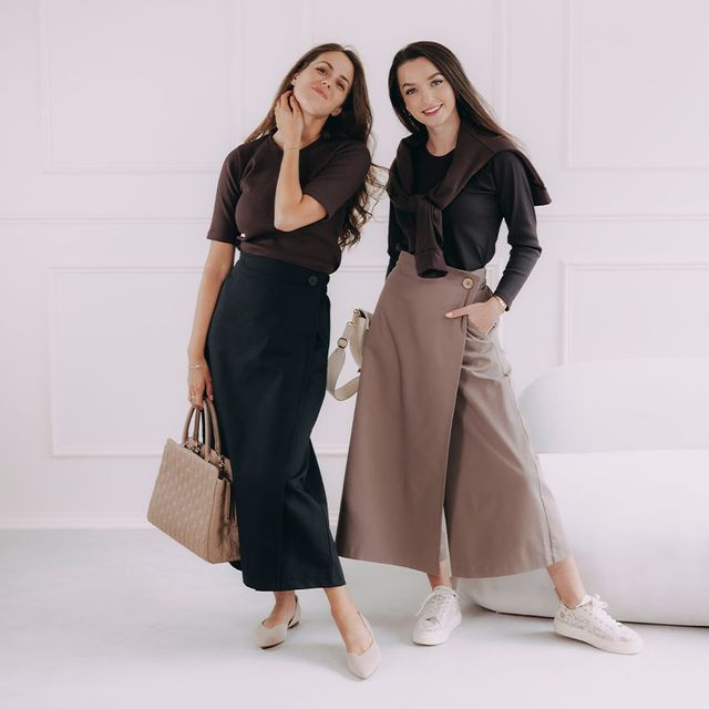 Hnedé Basic tričko a čierna nohavicová sukňa alebo rovno celý komplet v hnedej? Oboje veľmi slušivé a trendy, nielen na túto jeseň. Ušité v Česku.