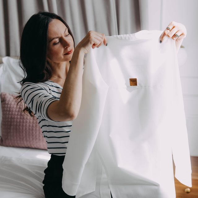 Bílá košile - základ minimalistického šatníku. Volně, zavázaná, ke kalhotám i na černé šaty. Jak o ni pečovat?
