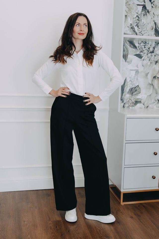 Skvěle padnoucí černé kalhoty jsou základem minimalistického šatníku. Pohodlné černé kalhoty dokážete zkombinovat pro každou příležitost. Pohodlné do práce - elegantní do divadla.