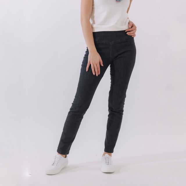 Pružné jeggins Muse jsou tak pohodlné, že jsou jako vaše druhá kůže. Netlačí, nepotřebují knoflíky ani zipy a přesto skvěle sedí na postavě. Skinny střih a tmavý organická denimová bavlna - pohodlí by česká značka Buga.