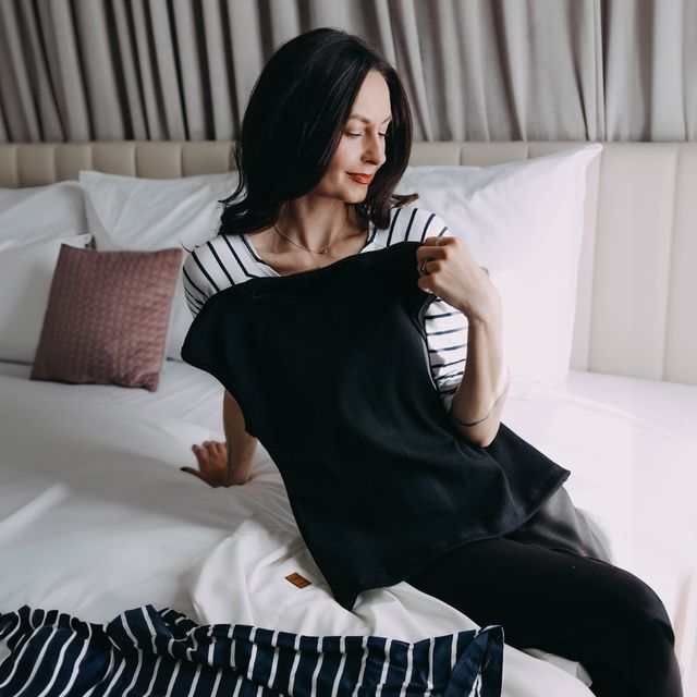 Kvalitní černé tričko je základem pro váš minimalistický šatník. Tričko, které je příjemné na tělo, skvěle drží tvar a má univerzální barvu oblečete vždy a ke všemu. Z dílny české značky Buga.