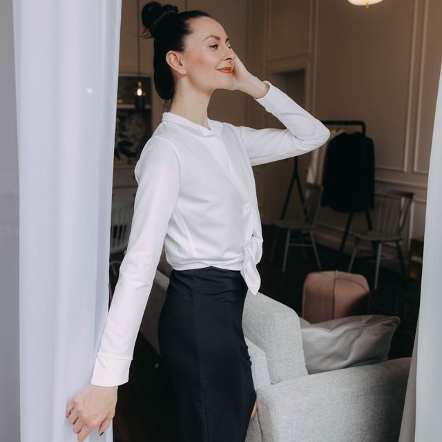 Bílá košile - základ minimalistického šatníku. Volně, zavázaná, ke kalhotám, sukni i na černé šaty.