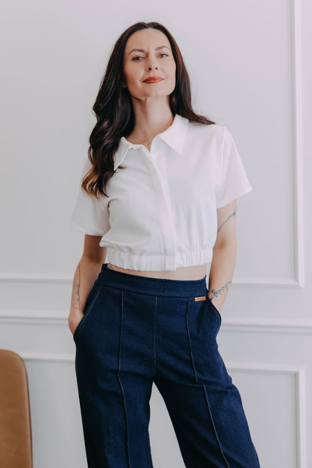 Skvěle padnoucí černé a denimové kalhoty jsou základem minimalistického šatníku. Pohodlné univerzální kalhoty dokážete zkombinovat pro každou příležitost. Vyberte si ty své.