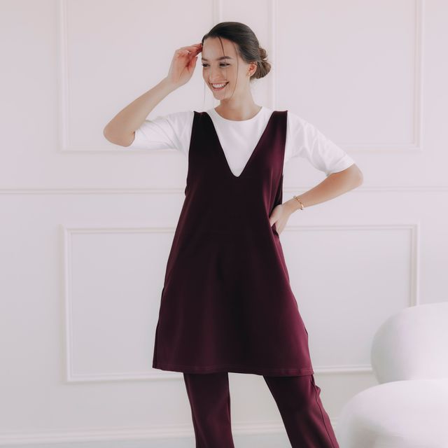 Bordová šatovka Lulama patrí medzi must-have kúsky na túto jeseň. Skvele vyzerá s bielym tričkom a nohavicami Zen. Je to kúsok z udržateľnej kolekcie Buga – ušité v Česku.