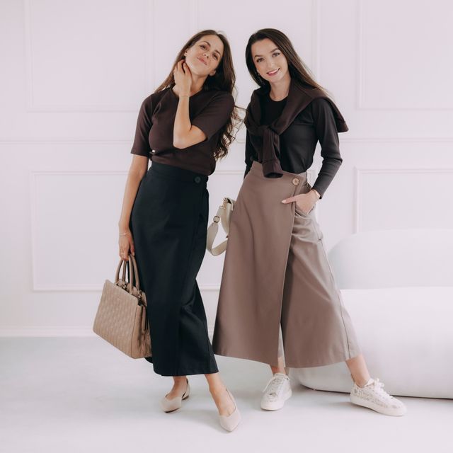 Hnedé Basic tričko a čierna nohavicová sukňa alebo rovno celý komplet v hnedej? Oboje veľmi slušivé a trendy, nielen na túto jeseň. Ušité v Česku.