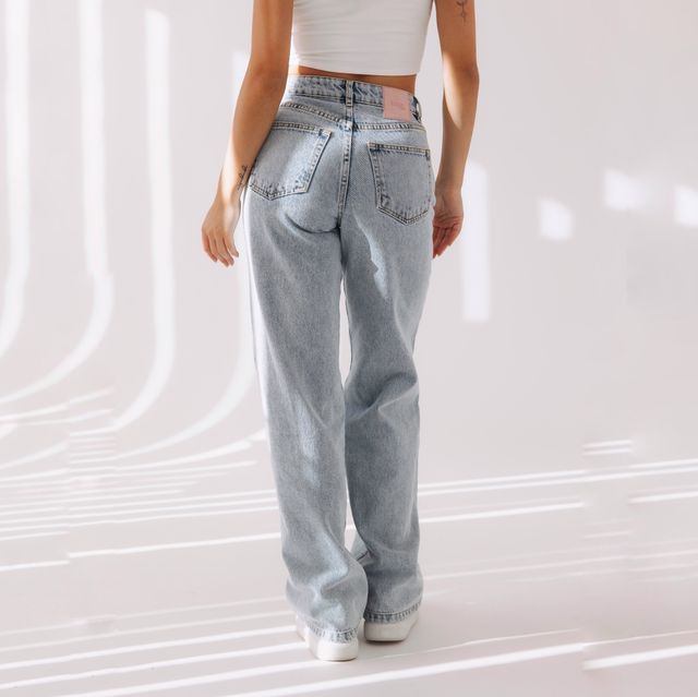 Straight jeans Nola svojím strihom sadnú takmer každej postave. Sú ušité tak, aby zvýraznili úzky pás, vytvarovali krásne pozadie a opticky predĺžili aj kratšie nohy. Vieme, že perfektne padnúce džínsy sú pilierom každého minimalistického šatníka.