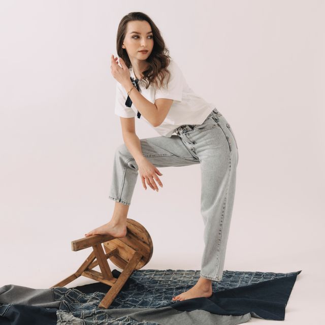 Kačka si obliekla svetlé mom džínsy s bielym basic tričkom, ktoré ozdobila malou rifľovou mašličkou. Vytvorila tak jednoduchý a funkčný outfit, ktorý sa skvele hodí do minimalistického šatníka.