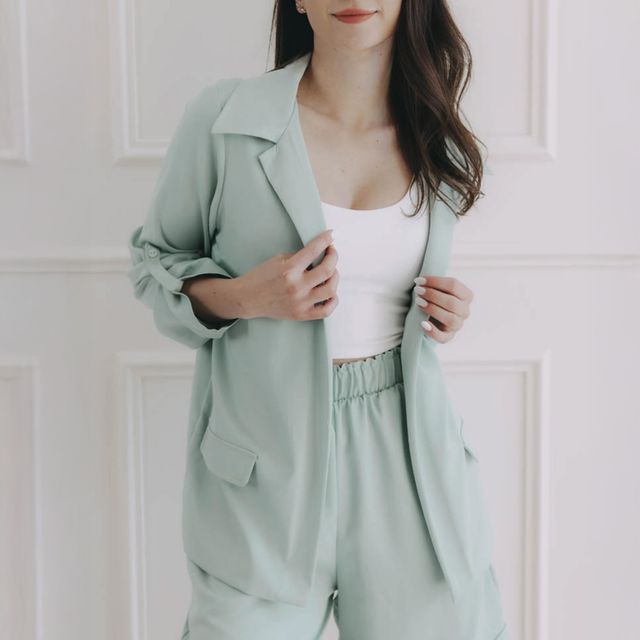 Komplet Chima ve světle zelené barvě pochází z kolekce Comfy od české značky Buga. Skládá se ze sáčka a kraťasů.